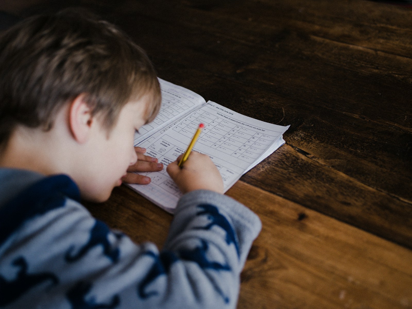 7 Tips Memilih Meja Belajar Ergonomis untuk Anak agar Nyaman Dipakai Setiap Hari